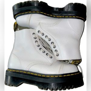 DR MARTENS SINCALIR MILLED NAPPA LEATHER PLATFORM BOOTS, SIZE 7 WOMENS